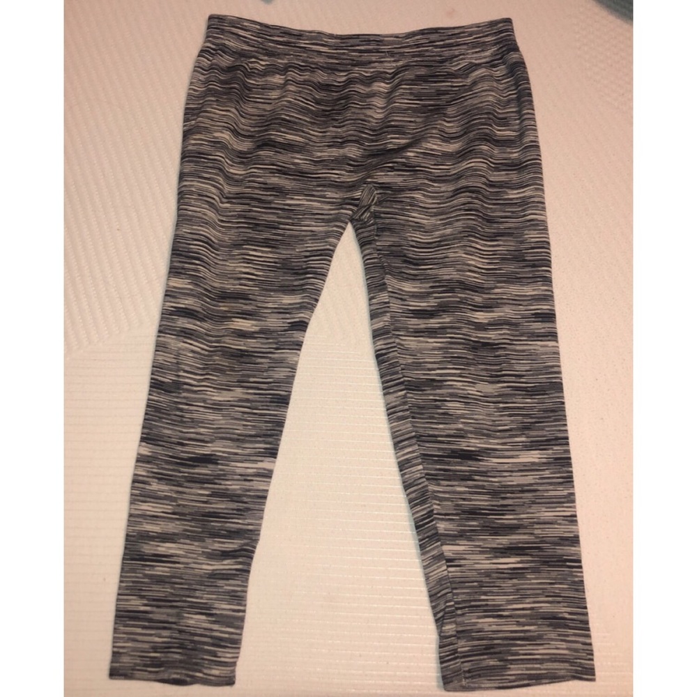 Knee length workout leggings